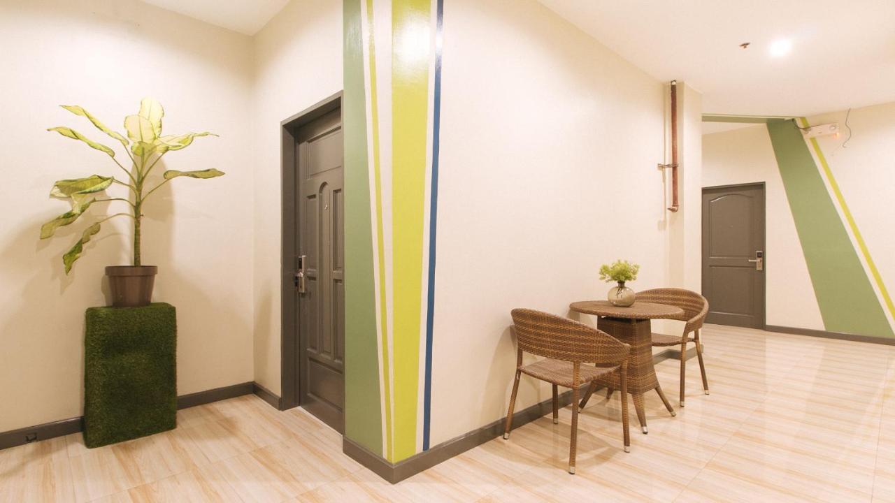 Urbanview At Lacson Street Bacolod City By Reddoorz Buitenkant foto