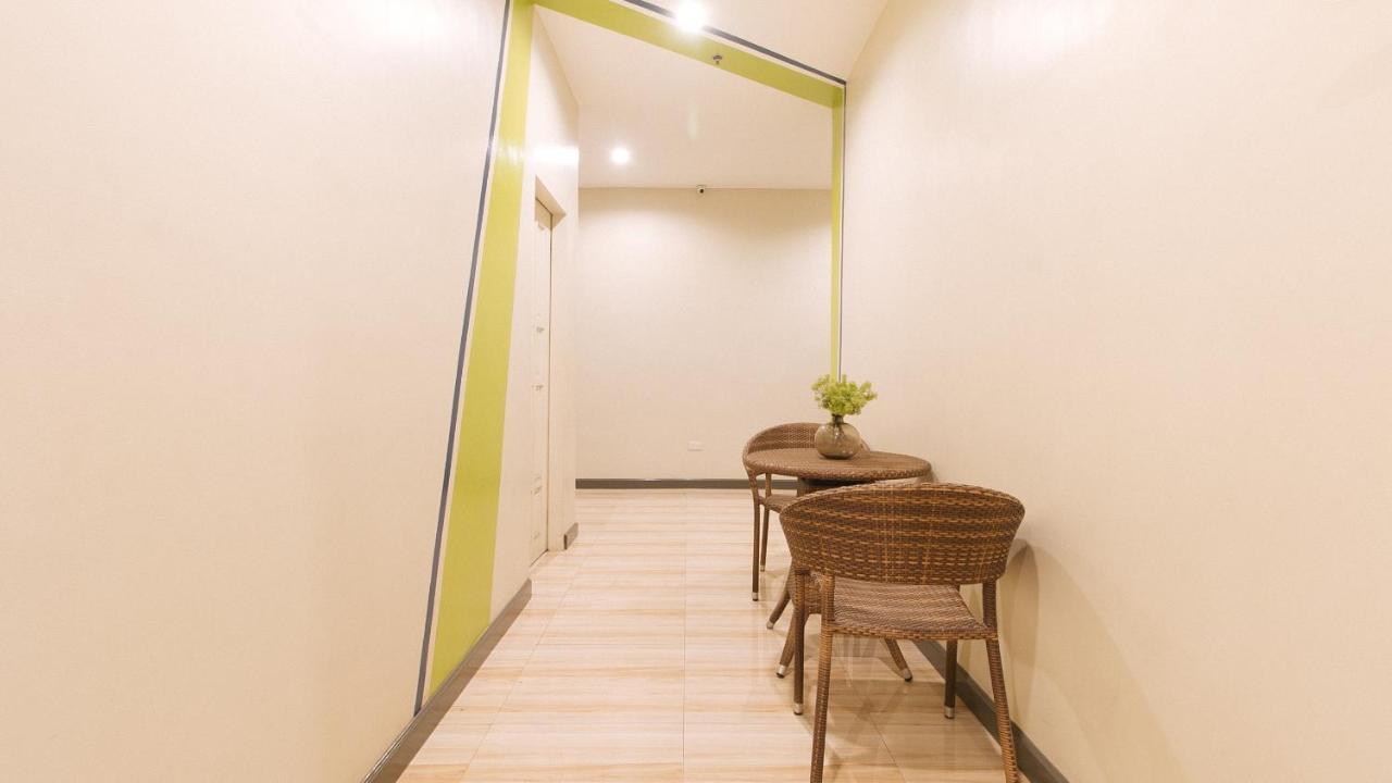 Urbanview At Lacson Street Bacolod City By Reddoorz Buitenkant foto
