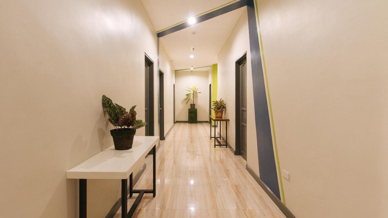 Urbanview At Lacson Street Bacolod City By Reddoorz Buitenkant foto
