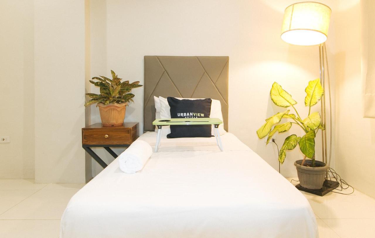 Urbanview At Lacson Street Bacolod City By Reddoorz Buitenkant foto