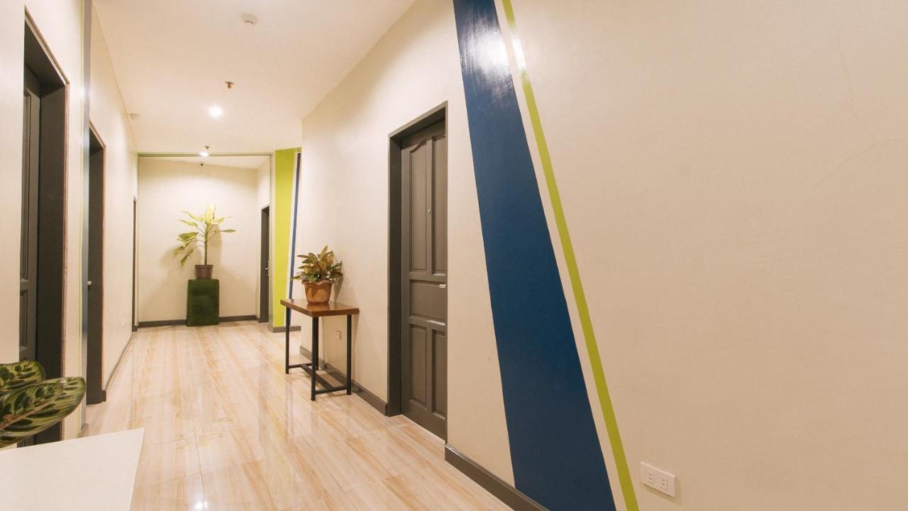 Urbanview At Lacson Street Bacolod City By Reddoorz Buitenkant foto